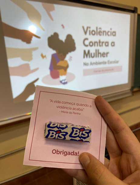Uma imagem contendo no interior, mesa, lendo, segurando

O conte&uacute;do gerado por IA pode estar incorreto.
